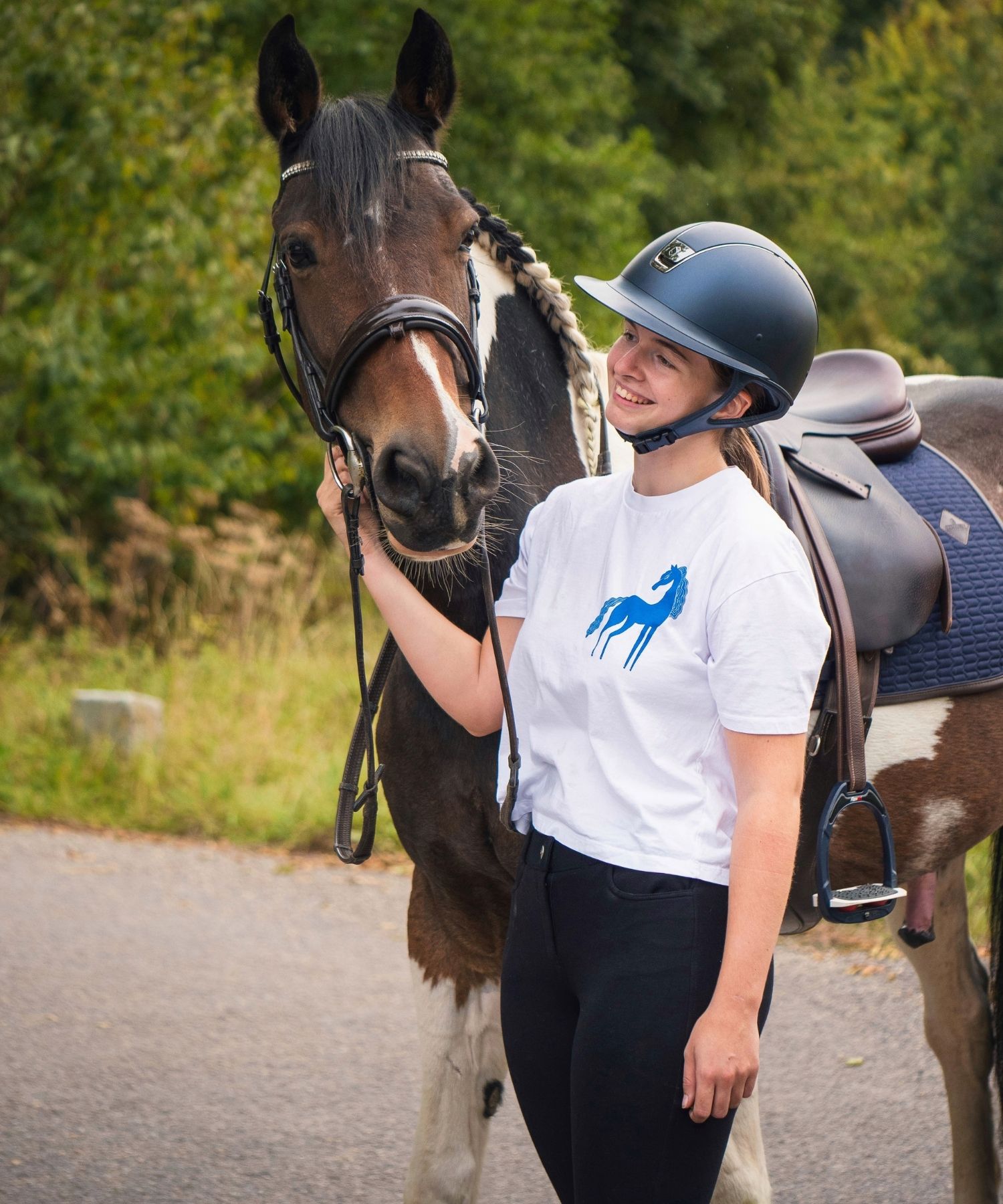 cheval pie et sa cavalière dans un t-shirt équestre en coton